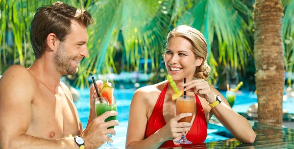 Paar mit Cocktails in Lagune