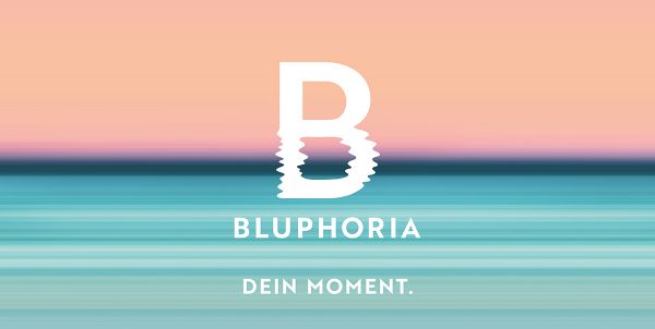 BLUPHORIA Logo vor farbigem Horizont