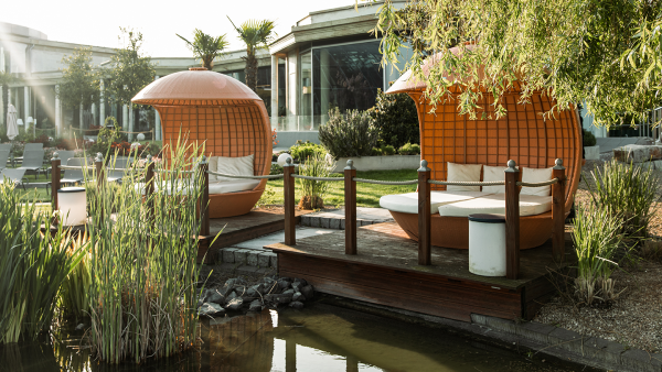 Mann und Frau in Relax-Muschel