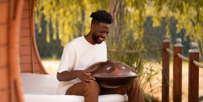 Ein Mann spielt Handpan 