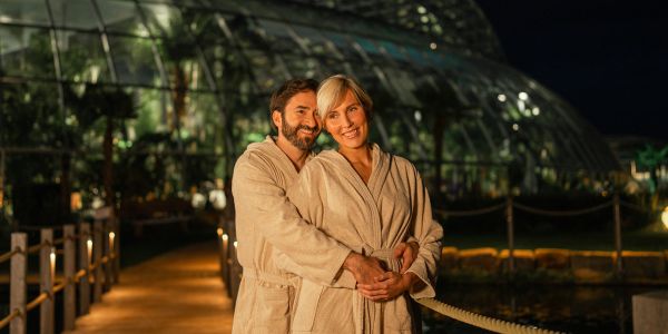 Eine Mann und eine Frau umarmen sich in der Therme Euskirchen