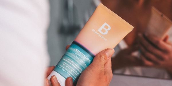 Eine Frau hält eine Körperlotion Lotusblüte & Avocadoöl in der Hand