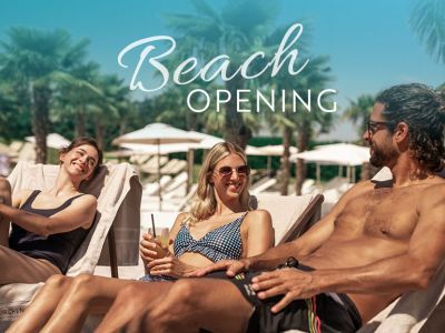 Ein Gruppe sitzt draußen am Strand