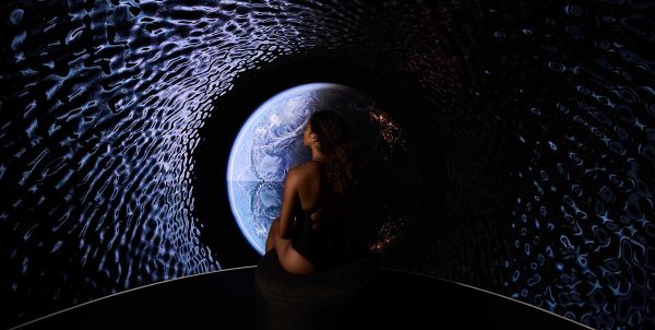 Eine Frau meditiert im Immersive Horizon