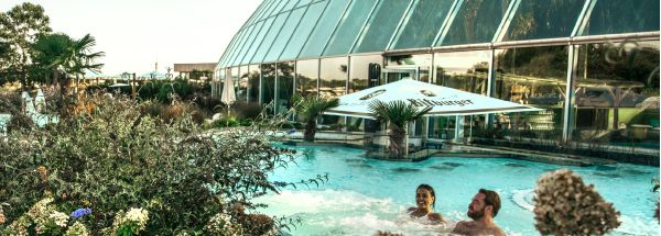 Ein Paar im Außenbecken 