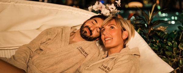 Ein Mann und eine Frau in einer Relax-Muschel