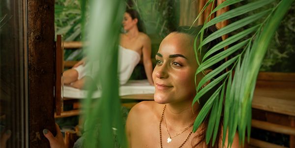 Eine Frau in der Tropen-Sauna