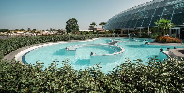 Becken mit Strömungskanal