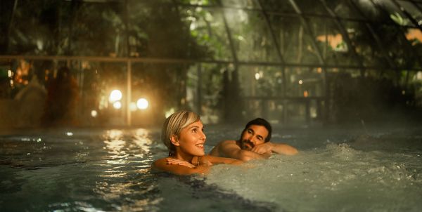 Außenbecken des Palmenparadies bei Nacht