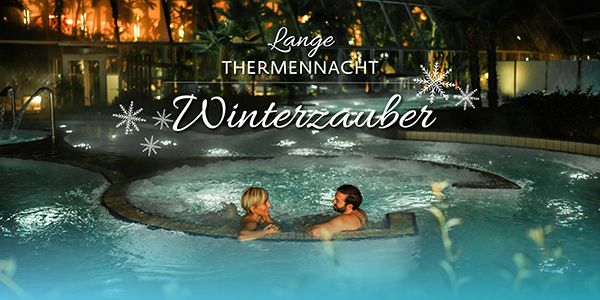 Mann und Frau sitzen draußen im Whirlpool  bei Nacht
