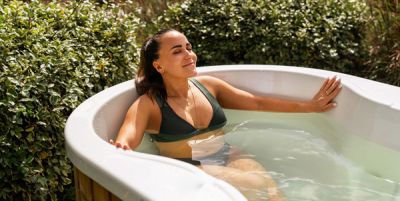 Eine Frau liegt im Eisbad der Therme Euskirchen