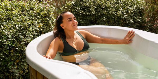 Eine Frau entspannt sich in einem Eisbad