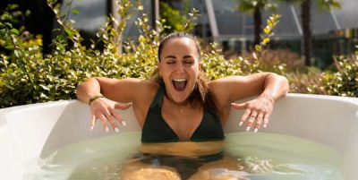 Eine Frau liegt im Eisbad der Therme Euskirchen