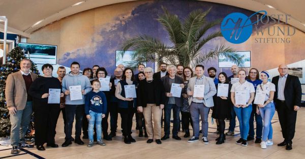 Eine Gruppe von Menschen im Foyer der Therme Euskirchen
