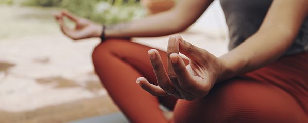 Auschnitt einer Frau im Schneidersitz 