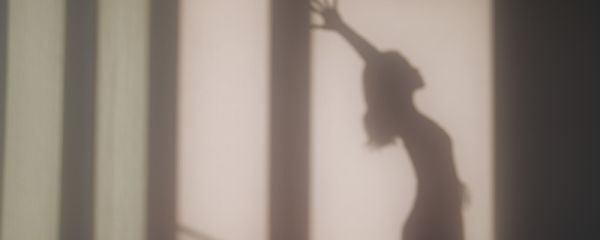 Schatten einer Frau die sich nach hinten dehnt 