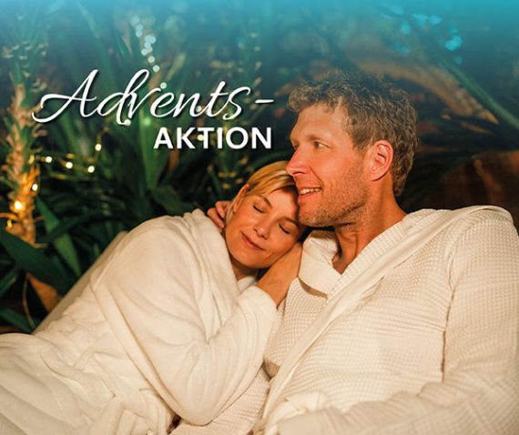 Ein Paar kuschelt in einer Muschel der Therme Euskirchen