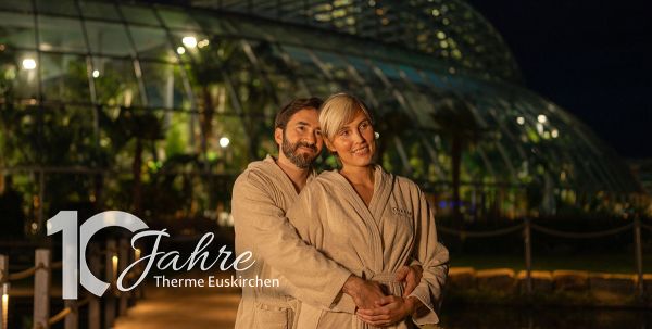 Ein paar umarmt sich vor der Therme Euskirchen, Aufschrift "10 Jahre Therme Euskirchen"