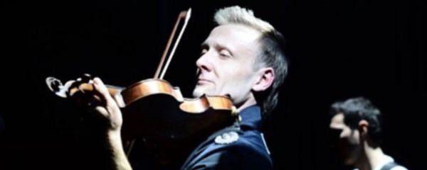 Ein Mann spielt Geige