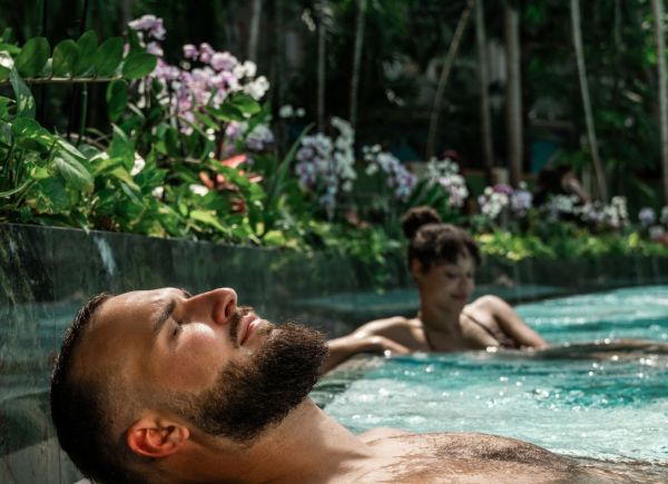 Mann und Frau entspannenim Waser