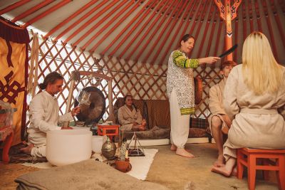 Eine Herbarium Zeremonie in einem Zelt