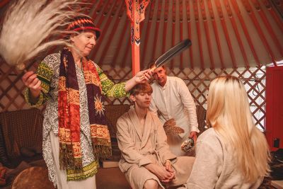 Eine Herbarium Zeremonie in einem Zelt