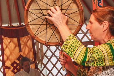 Eine Trommel beim Herbarium Festival in einem Zelt