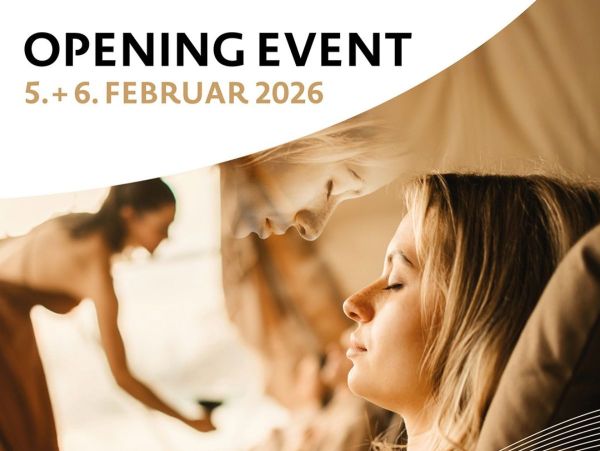 Opening event Mental Dome mit einer blonden Frau im Mittelpunkt des Bildes