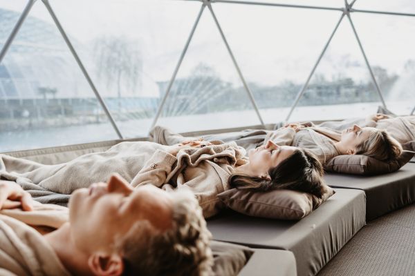 Mehrere Menschen liegen nebeneinander im Mental Dome