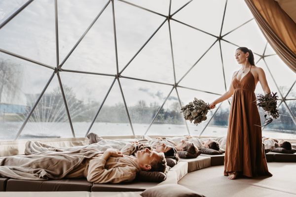Eine Frau hält eine Zeremonie vor Menschen im Mental Dome ab