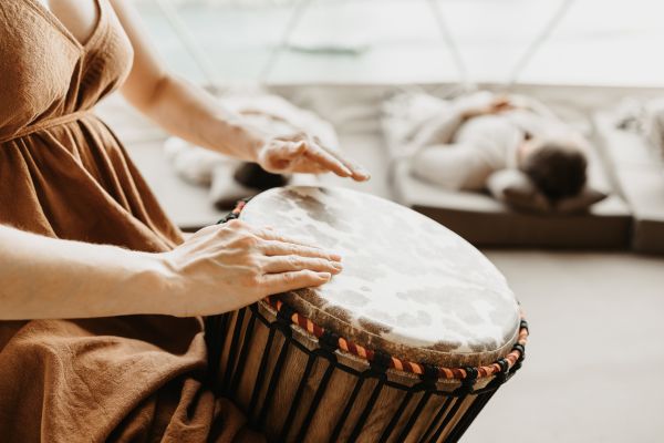 Eine Frau trommelt im Mental Dome