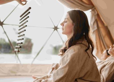 Eine Frau meditiert im Mental Dome