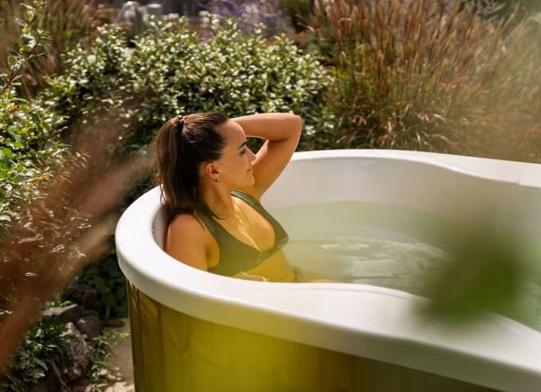 Eine Frau nimmt ein Eisbad