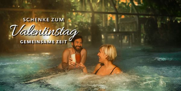 Frau und Mann mit Coaktails im Außenpool und Schrift mit "Schenke zum Valentinstag gemeinsame Zeit"