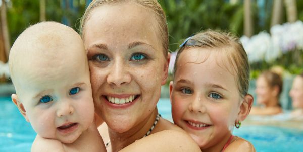 Mutter mit zwei kleinen Kindern im Wasser