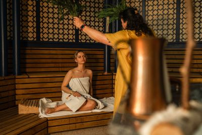 Eine Frau entspannt in der Saun Alhambra der Therme Euskirchen