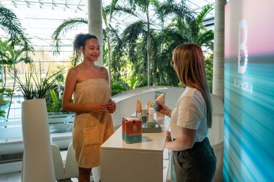 Eine Frau lässt sich in der Bluphoria Relax Lounge beraten