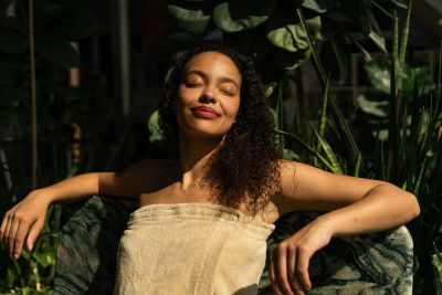 Eine Frau entspannt in der Therme Euskirchen
