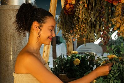 Eine Frau an einer Kräuterstation beim Herbarium Festival