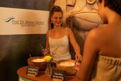 Eine Frau lässt sich an einem themenbezogenen Infostand auf dem Herbarium Festival beraten