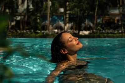 Eine Frau entspannt im Wasser