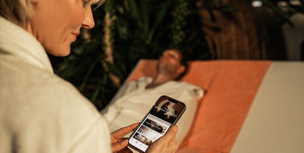 Person holds Smartphone with an open app