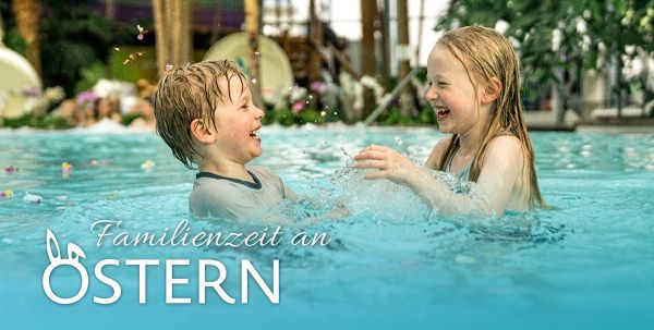 Zwei Kinder schwimmen im Palmenparadies