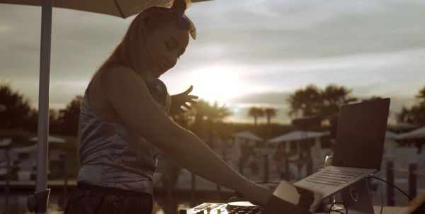 Eine DJane spielt am Beach