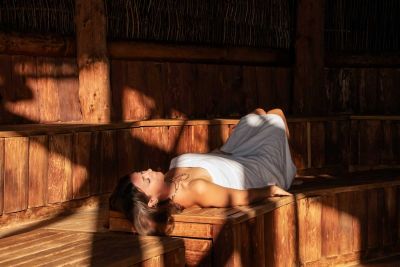 Frau liegt in der Sauna