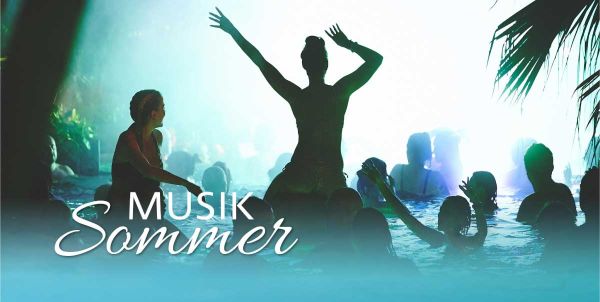 Personen tanzen vor einer Bühne im Pool, Aufschrift "Musik-Sommer"