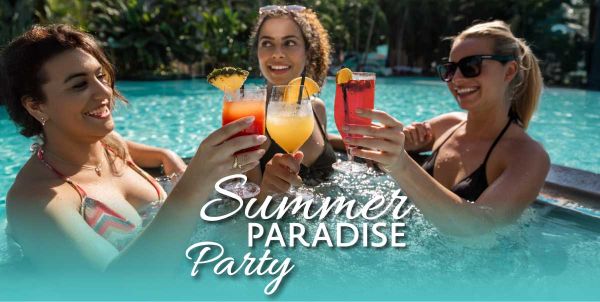 Drei Frauen stoßen mit Cocktails im Pool an, Aufschrift "Summer Paradise Party"