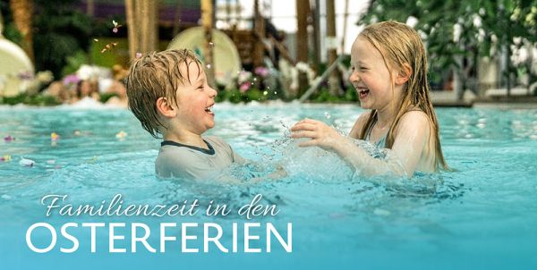 Mutter und Tochter schwimmen im Palmenparadies