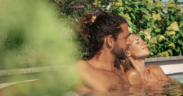 Ein Pärchen liegt im Sommer im Polol