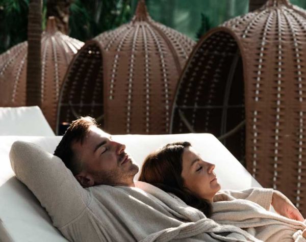 Frau liegt auf einer Liege 